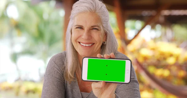 Orta Yaşlı Kadın Telefonu Tutarken Kameraya Gülümseyen Mutlu — Stok fotoğraf