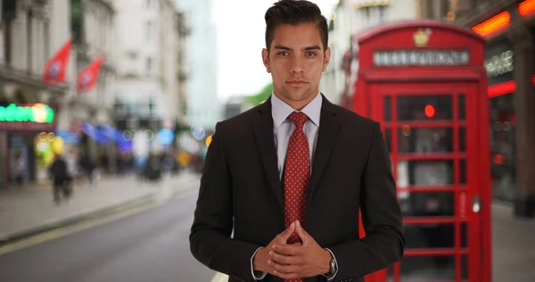 站在伦敦街头的穿着昂贵西装的成功拉丁裔男性 — 图库照片