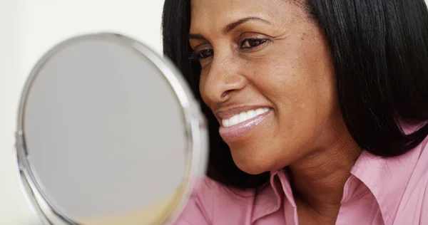 Retrato Una Mujer Afroamericana Sonriendo Espejo — Foto de Stock