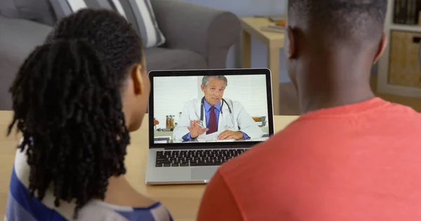 インターネット上の会話を持つ医師重大な若い黒カップル — ストック写真