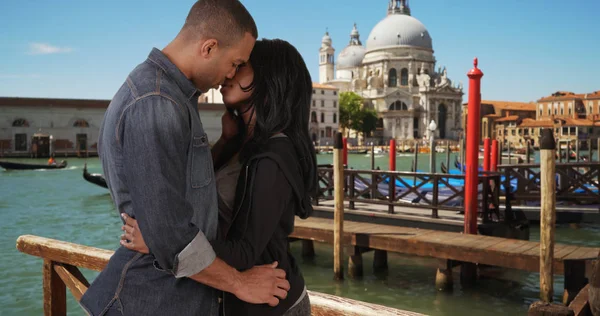 Apasionada Pareja Joven Beso Románticamente Cerca Muelles Venecia Italia —  Fotos de Stock