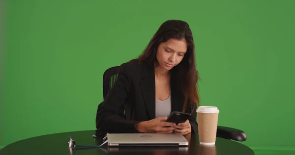 Jonge Bedrijf Vrouwelijke Texting Aan Café Tafel Zittend Groen Scherm — Stockfoto