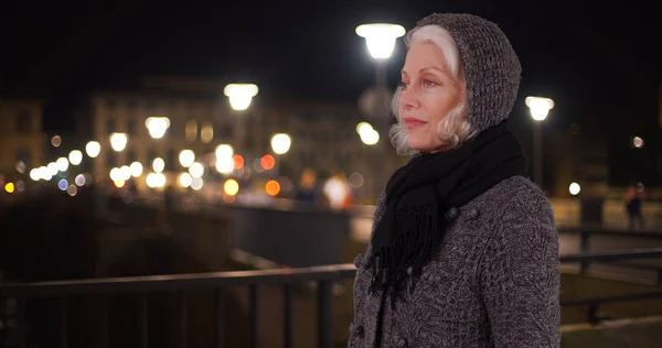 Senior Kaukasische Vrouw Door Brug Koude Winternacht Stad — Stockfoto