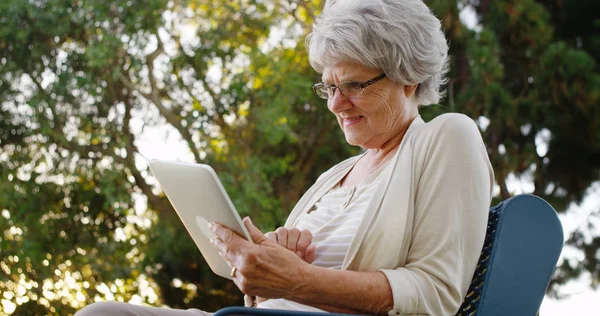 Abuela Usando Tableta Parque — Foto de Stock