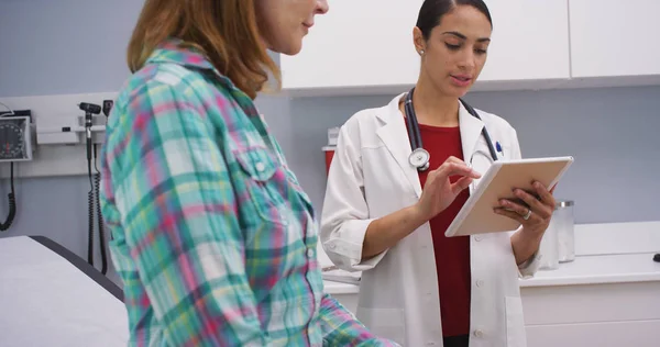 Primer Plano Paciente Anciana Que Consulta Médico Joven Con Tableta —  Fotos de Stock