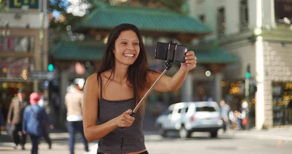 Kobieta Modny Młody Turysta Pomocą Selfie Stick Chinatown San Francisco — Zdjęcie stockowe