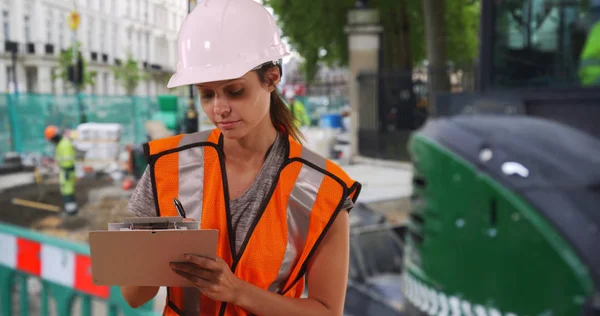 Kvinnliga Byggarbetare Säkerhetsväst Använder Urklipp Arbetsplatsen — Stockfoto