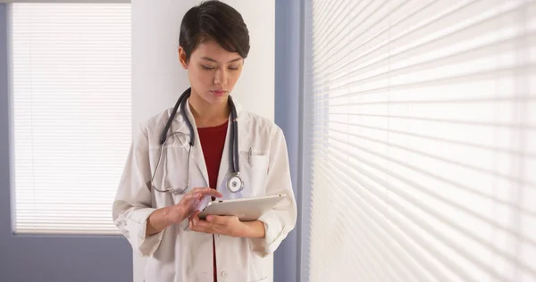 Asyalı Kadın Doktor Tablet Cam Kenarında Kullanma — Stok fotoğraf