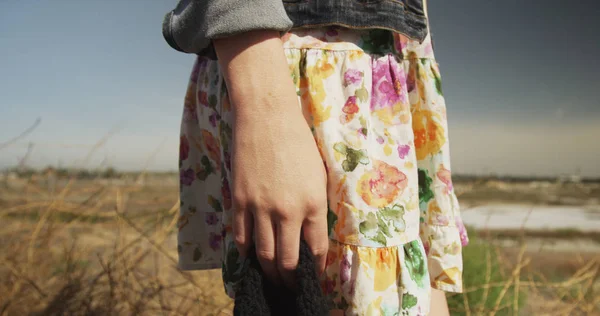 Nahaufnahme Junger Hipster Mädchen Hände Und Kleid — Stockfoto