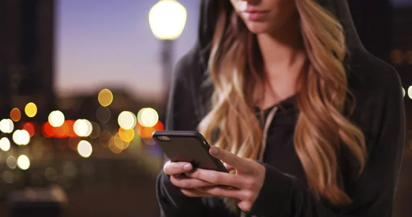 Tusenåriga Flickan Bär Hoodie Sms Mobiltelefon Downtown Kvällen — Stockfoto