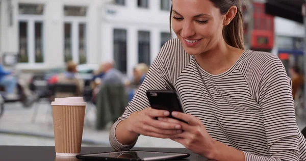 Jovencita Sentada Mesa Café Mensajes Texto Con Teléfono Sentado Mesa — Foto de Stock