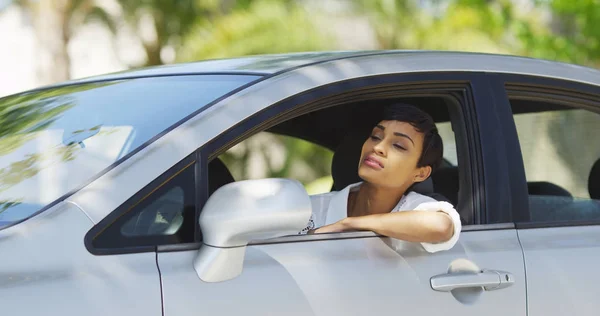 Mulher Negra Carro Olhando Redor Verificando Cabelo Espelho — Fotografia de Stock