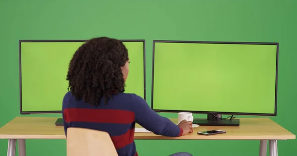 Jonge Zwarte Vrouw Die Werken Computer Met Groen Scherm Voor — Stockfoto