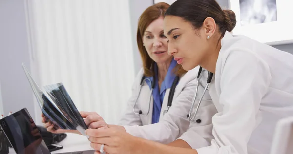 Jovem Colega Medicina Discutindo Raios Com Médico Sênior Seu Escritório — Fotografia de Stock