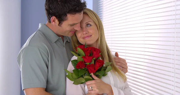 Dulce Marido Sorprende Esposa Con Flores — Foto de Stock