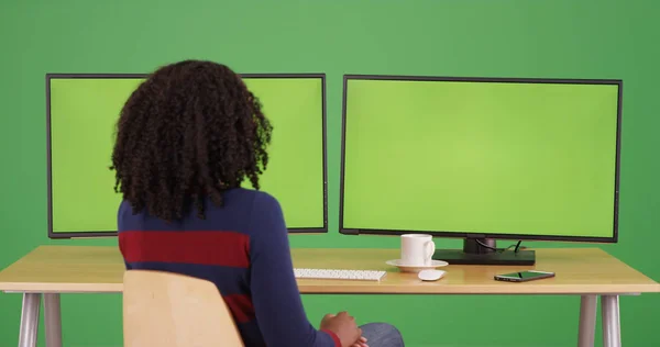 Zwarte Vrouw Werknemer Zit Aan Bureau Met Groen Scherm Computers — Stockfoto