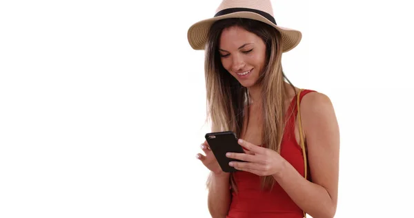 Mulher Milenar Feliz Chapéu Top Tanque Usando Aplicativo Telefone Espaço — Fotografia de Stock