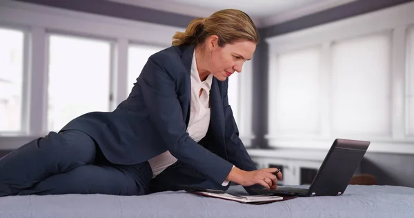 Mujer Profesional Traje Negocios Que Trabaja Ordenador Portátil Teléfono Inteligente —  Fotos de Stock