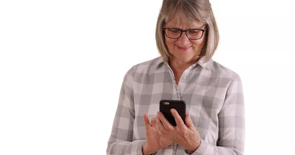 Alegre Madura Dama Blanca Usando Teléfono Para Enviar Mensajes Texto —  Fotos de Stock