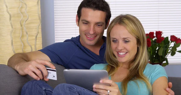 Casal Animado Usando Cartão Crédito Com Tablet — Fotografia de Stock