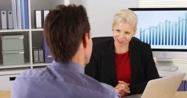 Geschäftskollegen Diskutieren Büro — Stockfoto