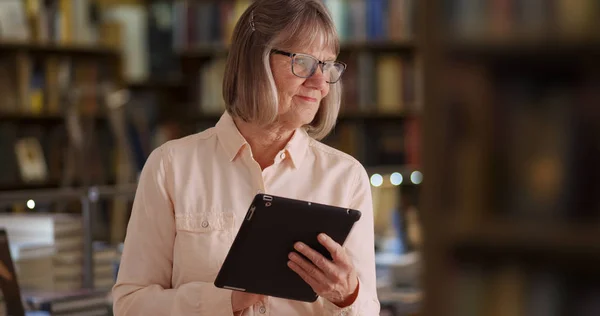 Encantadora Mujer Mayor Usando Dispositivo Tableta Portátil Configuración Biblioteca —  Fotos de Stock