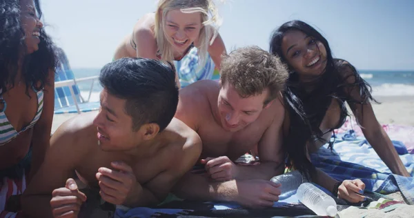 Divertido Grupo Joven Amigos Interracial Corriendo Desde Orilla Playa — Foto de Stock