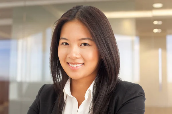 事務所の中にカメラに笑顔幸せな若いアジア実業家のクローズ アップ — ストック写真
