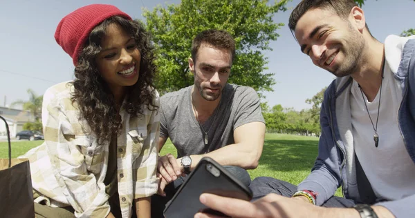 Junger Hispanischer Hipster Zeigt Seinen Freunden Sein Handy — Stockfoto