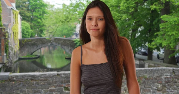 Belle Fille Caucasienne Portant Débardeur Relaxant Par Canal Bruges Belgique — Photo