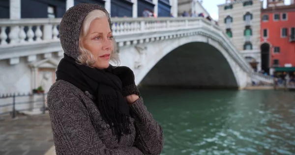 Rijpe Vrouw Trui Sjaal Uitkijkend Canal Venetië Vakantie — Stockfoto