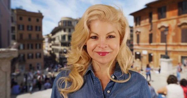 Hübsche Blonde Frau Urlaubt Rom Italien Auf Städtischen Straßen — Stockfoto