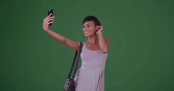 Mujer Tomando Foto Selfie Con Smartphone Pantalla Verde — Foto de Stock