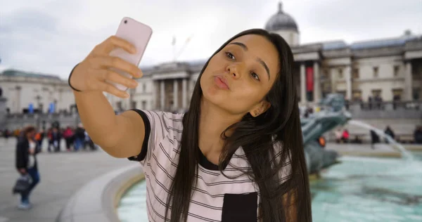 Happy Cute Perempuan Latin Mengambil Selfie Untuk Media Sosial Trafalgar — Stok Foto