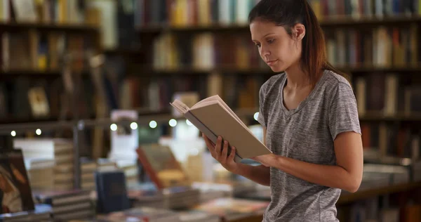 Beautiful Young Woman Reading Library Bookstacks — Stock Photo, Image