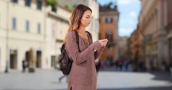 Γυναίκα Περίπατος Στην Ρώμη Δρόμο Χρησιμοποιώντας Χάρτη Στο Smartphone Για — Φωτογραφία Αρχείου