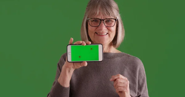 Stará Bílá Dáma Ukazuje Displej Telefonu Zelenou Obrazovkou Kamery Zelené — Stock fotografie