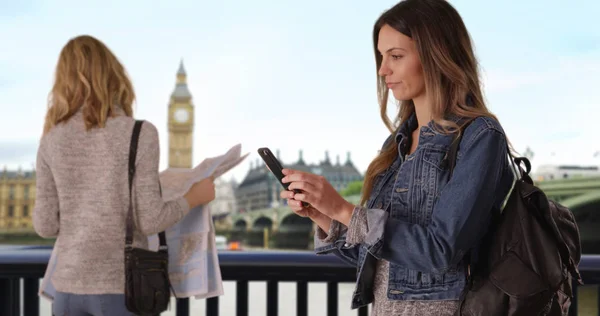 Blonde Vrouw Zoekt Reizen Kaart Buurt Van Big Ben Terwijl — Stockfoto