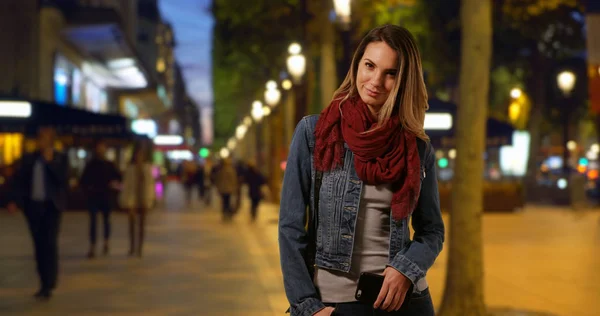 Elegante Donna Caucasica Sugli Champs Elysées Notte Sorridente Alla Macchina — Foto Stock