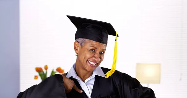 骄傲的成熟非洲女性毕业生 — 图库照片