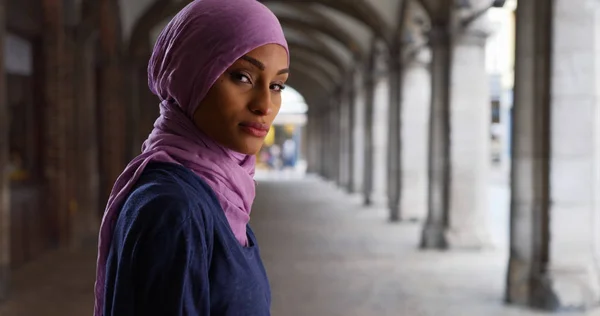 Unga Vackra Muslimsk Kvinna Slöja Poserar För Ett Porträtt — Stockfoto