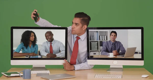 商人在网络期间 会议采取自拍与智能手机在绿色屏幕上 — 图库照片