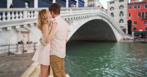 Joven Pareja Casada Por Rialto Bridge Abrazándose Besándose — Foto de Stock