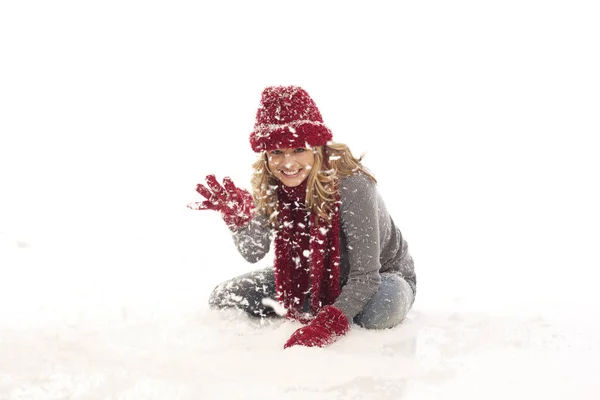 Mulher Sentada Neve Isolada Fundo Branco — Fotografia de Stock