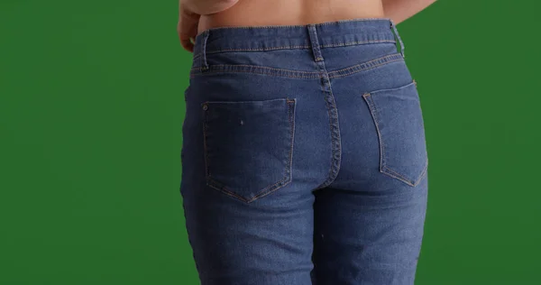 Arka Yakın Çekim Yeşil Ekranda Mavi Jeans Ile Genç Kadın — Stok fotoğraf