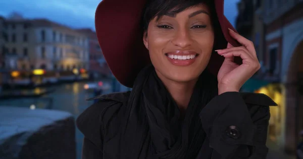 在威尼斯外面 时尚的黑人女性在大运河旁愉快地摆姿势 — 图库照片