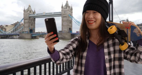 Precioso Patinador Milenario Con Teléfono Inteligente Para Selfie Reino Unido — Foto de Stock