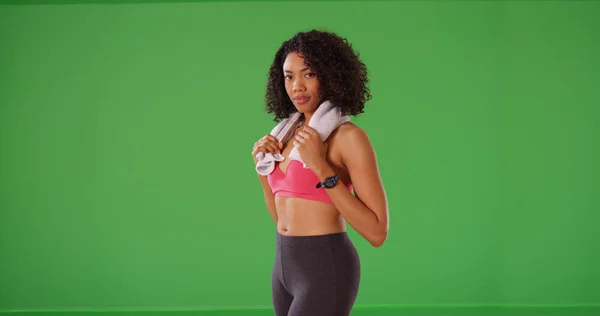 决心黑人女运动员在绿色屏幕上锻炼后用毛巾摆姿势 — 图库照片