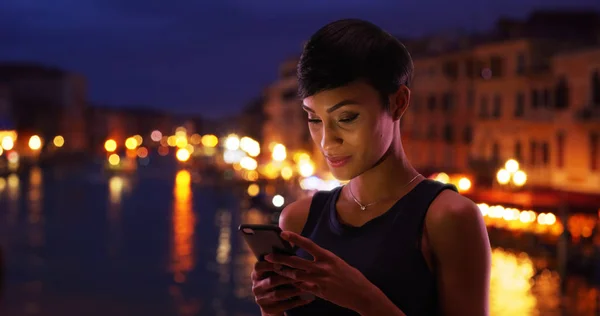 Söt Svart Kvinna Resor Venedig Italien Läser Hennes Telefonmeddelanden Leende — Stockfoto