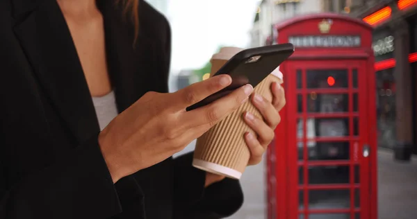 Close Female Hands Text Messaging Smartphone While Downtown London — Stock Photo, Image